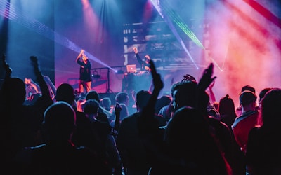 在线球迷社区互动交流场景 - 人们围绕屏幕讨论