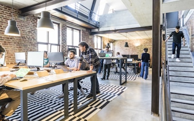 用户生成内容展示墙 - 精彩的球迷瞬间照片